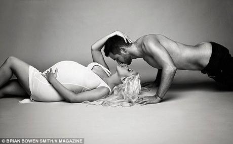 Christina Aguilera, incinta, posa nuda per V Magazine e reinterpreta “Stripped”
