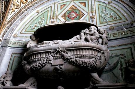 Toccanti storie di morti premature a Santi Severino e Sossio Santi Severino e Sossio, interno