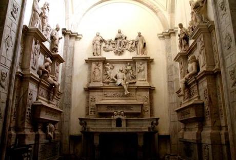 Toccanti storie di morti premature a Santi Severino e Sossio Monumento Santi Severino e Sossio chiesa