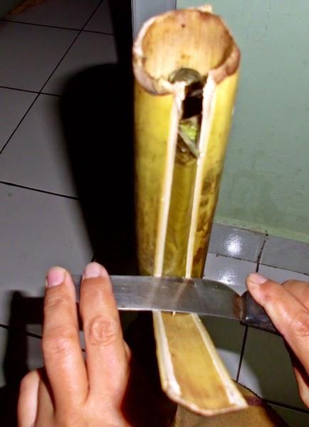 Il nasi jaha cotto nelle canne da bambù