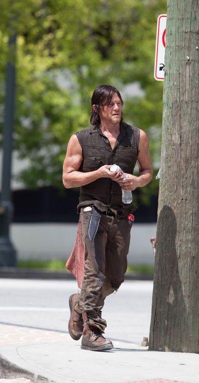 The Walking Dead: nuove immagini dal set The Walking Dead: nuove immagini dal set The Walking Dead Norman Reedus Chad Coleman AMC