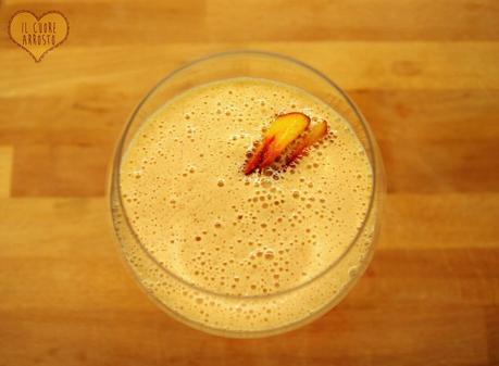 LO SMOOTHIE VEGAN: PESCA E LATTE DI MANDORLA