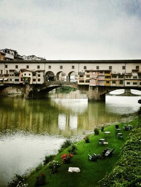 Ponte Vecchio, oggi, è l'unico ponte sull'Arno sopravvissuto alla II Guerra Mondiale. Gli altri sono tutti stati ricostruiti