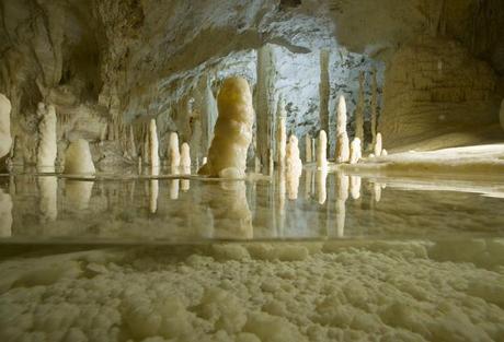 Grotte di Frasassi: un percorso emozionante tra le voci del buio assoluto