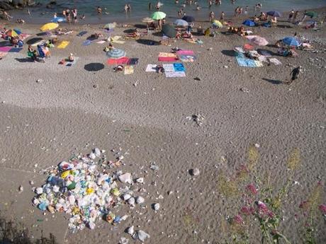 Il Mar Mediterraneo sovraccaricato dai rifiuti. A Castellammare di Stabia la maglia nera