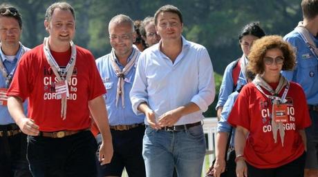 Il premier Matteo Renzi in visita alla Route nazionale degli Scout Agesci a San Rossore (Ansa)