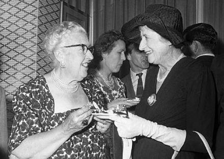 La britannica Agatha Christie (a sinistra) e la neozelandese Ngaio Marsh (a destra), qui ritratte al Savoy Hotel di Londra nel 1960, sono considerate tra le maggiori scrittrici di romanzi polizieschi del XX secolo. Agatha Christie è la creatrice dei celeberrimi Hercule Poirot e Miss Marple, mentre il personaggio più famoso creato da Ngaio Marsh è l'ispettore Roderick Alleyn, coadiuvato nelle indagini dall'ispettore Fox.