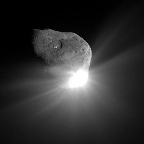 Impatto dell'impattatore Deep Impact sukka cometa Tempel