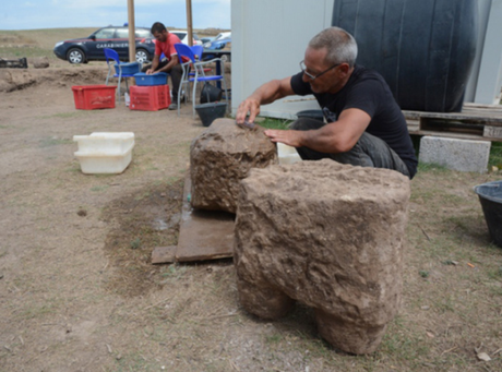 Un nuovo guerriero in pietra si aggiunge alle statue giganti di Monte Prama