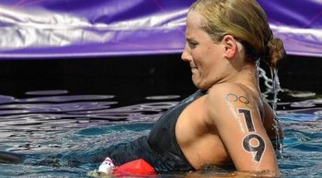Nuoto: la nuotatrice polacca Natalie Charlos collassa in gara  