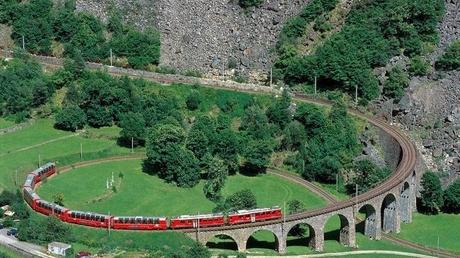 Svizzera, una frana fa deragliare un treno