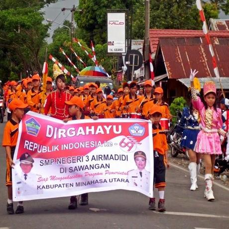 Il popolo indonesiano festeggia lndipendenza