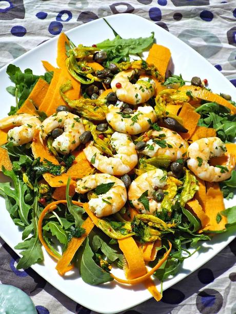 Insalata estiva con mazzancolle e fiori di zucca