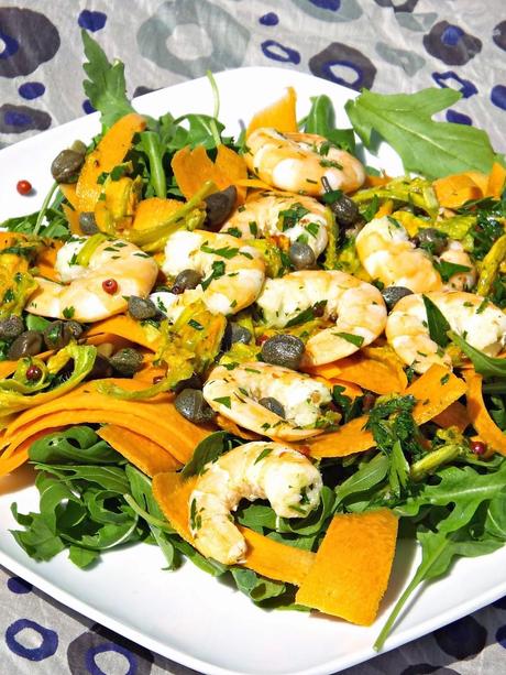 Insalata estiva con mazzancolle e fiori di zucca