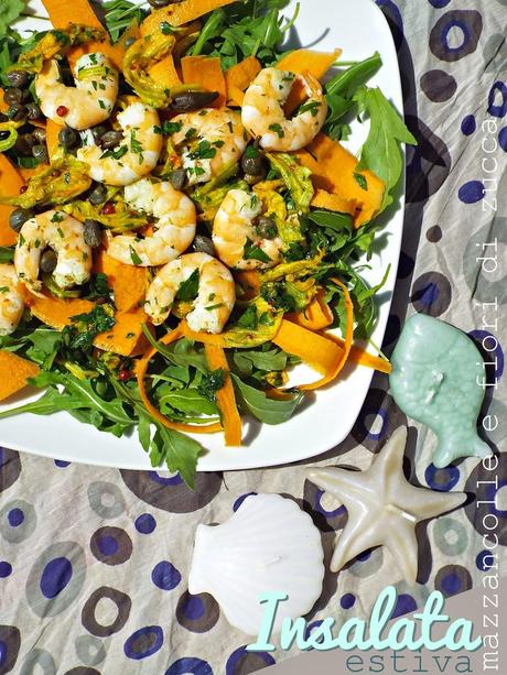 Insalata estiva con mazzancolle e fiori di zucca