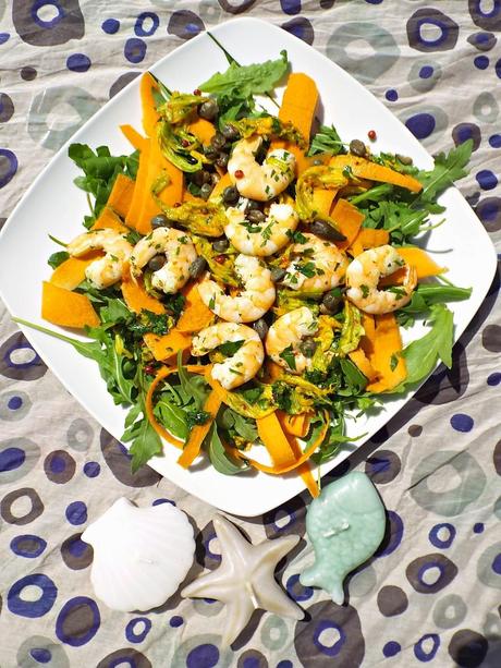 Insalata estiva con mazzancolle e fiori di zucca