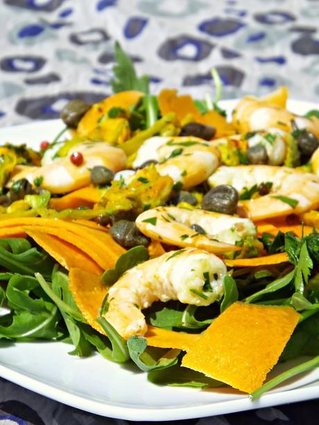 Insalata estiva con mazzancolle e fiori di zucca