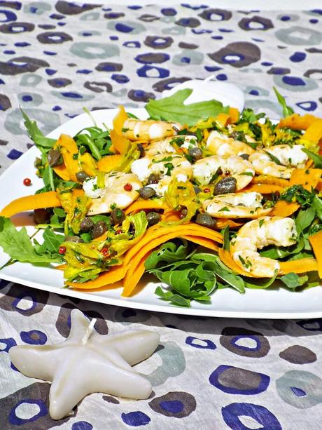 Insalata estiva con mazzancolle e fiori di zucca