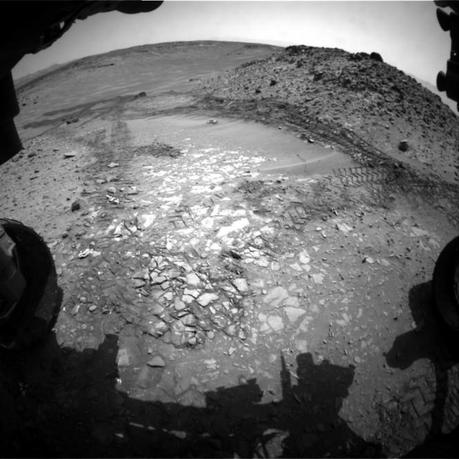 Immagine scattata il 14 agosto 2014 dalla Hazard Avoidance Camera (Hazcam) montata su Curiosity. Crediti: NASA/JPL-Caltech