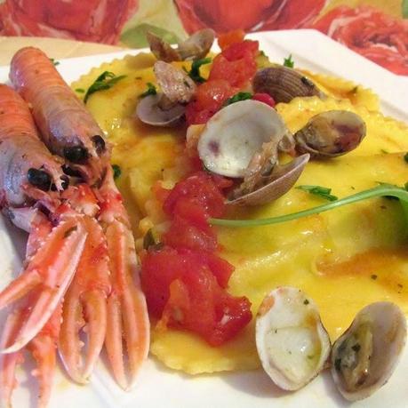 IL MARE IL SUO OMBELICO, IMPLODE IN UN GOMITOLO DI EMOZIONI - MEZZELUNE AI GAMBERETTI E RUCOLA CON FANTASIA DI SCAMPI E VONGOLE AL SALTO