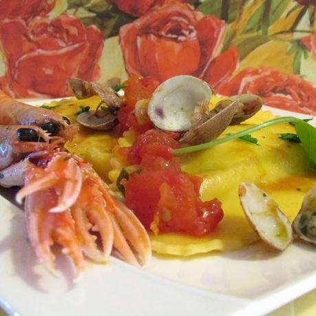 IL MARE IL SUO OMBELICO, IMPLODE IN UN GOMITOLO DI EMOZIONI - MEZZELUNE AI GAMBERETTI E RUCOLA CON FANTASIA DI SCAMPI E VONGOLE AL SALTO