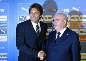 La stretta di mano tra il nuovo ct azzurro, Antonio Conte, ed il nuovo presidente Figc, Carlo Tavecchio (Foto © lapresse.it)