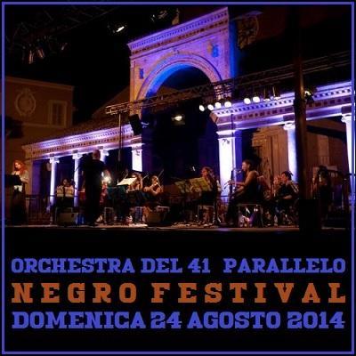 L'Orchestra del 41° parallelo al Negro Festival di Pertosa apre il concerto di Noa, domenica 24 agosto 2014.