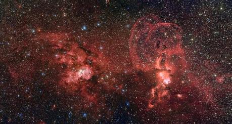 Nell'immagine è possibile osservare due straordinarie zone di formazione stellare nella regione meridionale della Via Lattea. La prima di queste, a sinistra, è dominata dall'ammasso stellare NGC 3603. Il secondo oggetto, a destra, è una raccolta di nubi incandescenti di gas nota come NGC 3576, che si trova a una distanza pari a circa la metà. Crediti: ESO/G. Beccari 