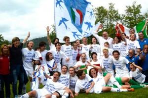 Il Brescia mentre festeggia il suo primo scudetto