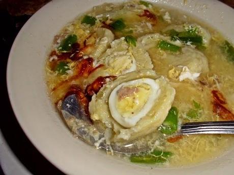 La zuppa con bakso all'uovo