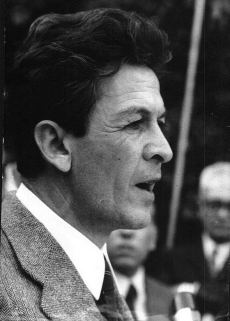 Enrico Berlinguer: “Io le invettive non le lancio contro nessuno, non mi piace scagliare anatemi, gli anatemi sono espressioni di fanatismo e v’è troppo fanatismo nel mondo”, da Rai Storia Enrico Berlinguer: “Io le invettive non le lancio contro nessuno, non mi piace scagliare anatemi, gli anatemi sono espressioni di fanatismo e v’è troppo fanatismo nel mondo”, da Rai Storia