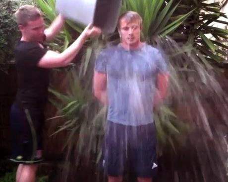 Ice Bucket Challenge: Bradley James fa la doccia e poi sbrocca