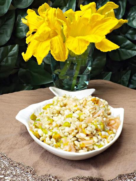 Orzo con fiori di zucca e salmone affumicato