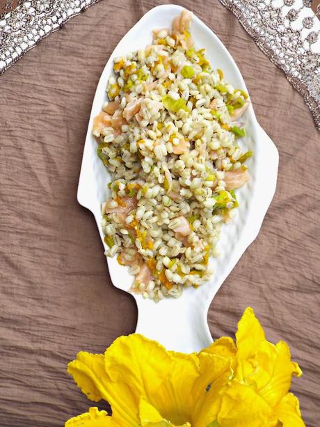 Orzo con fiori di zucca e salmone affumicato