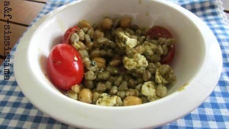 insalata di farro con pomodori, feta, ceci di Cicireale e pesto alla siciliana