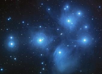 Conosciute anche come le Sette sorelle, la Chioccetta o con la sigla M45 del catalogo di Charles Messier, le Pleiadi sono un ammasso aperto, ben visibile nella costellazione del Toro. Crediti: NASA, ESA, AURA / Caltech, Palomar Observatory.