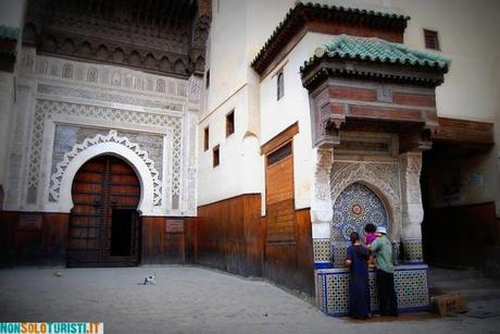 Una fonte e l'ingresso al Museo delle Arti Tradizionali Fes, Marocco