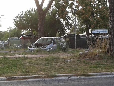 Ancora foto dall'area di Via Palmiro Togliatti. Un degrado quasi cinematografico, nel senso che la zona sempra un set dell'orrore