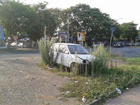 Ancora foto dall'area di Via Palmiro Togliatti. Un degrado quasi cinematografico, nel senso che la zona sempra un set dell'orrore