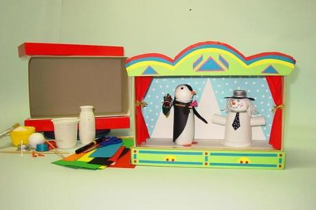 Giochi per bambini, ecco come costruire un teatino con riciclo creativo.