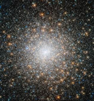 L'ammasso globulare Messier 15 in un'immagine composita delle riprese con la Wide Field Camera 3 e la Advanced Camera for Surveys del telescopio spaziale Hubble nelle bande ultravioletta, infrarossa e visibile dello spettro elettromagnetico. Crediti: NASA, ESA