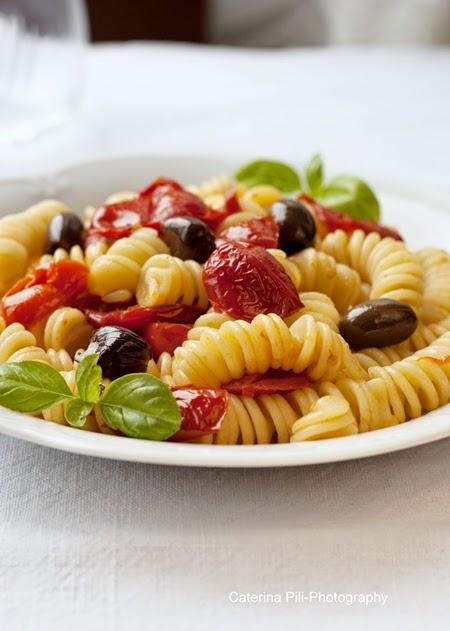 Fusilli con pomodori datterini e olive taggiasche