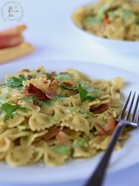 farfalle con speck e salsa delicata al prezzemolo - La Ricetta su  Semplicemente Cucinando