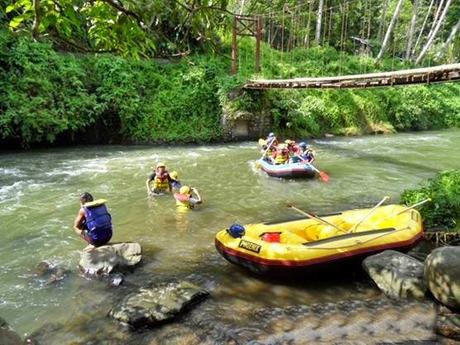 Il rafting sul fiume in Sawangan