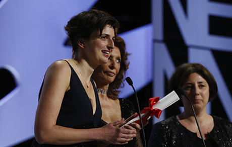 Alice Rohrwacher a Cannes ritira il Grand Prix della giuria per il suo 'Le meraviglie'