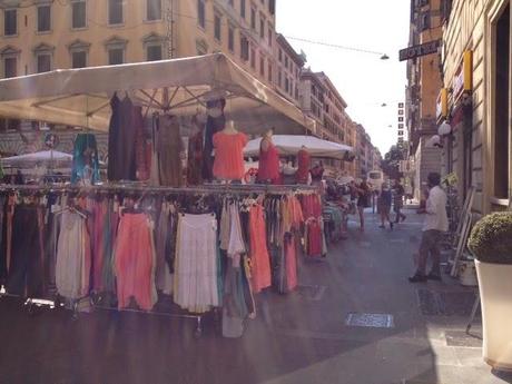 Stazione Termini. Commercio ambulante raccapricciante a Via Gioberti e Via Manin. La zona dei nuovi marciapiedi completamente regalata alle bancarelle Stazione Termini. Commercio ambulante raccapricciante a Via Gioberti e Via Manin. La zona dei nuovi marciapiedi completamente regalata alle bancarelle