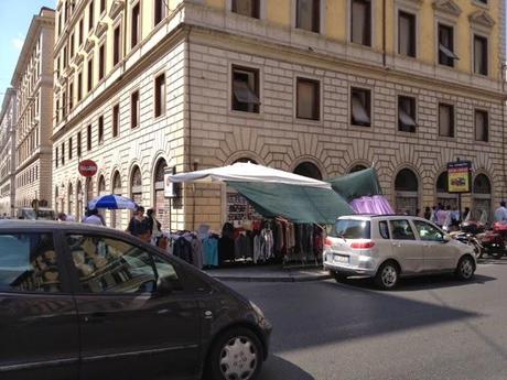 Stazione Termini. Commercio ambulante raccapricciante a Via Gioberti e Via Manin. La zona dei nuovi marciapiedi completamente regalata alle bancarelle Stazione Termini. Commercio ambulante raccapricciante a Via Gioberti e Via Manin. La zona dei nuovi marciapiedi completamente regalata alle bancarelle