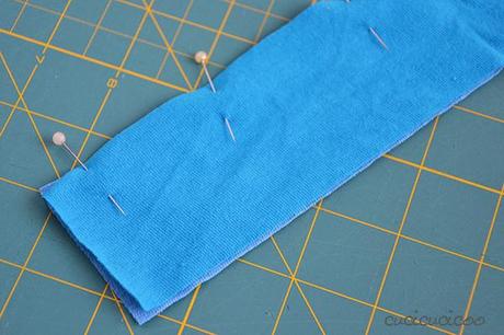 Come coprire un logo sui vestiti con strisce applicate Refashioning Tutorial: How to cover up logos on clothes with applique stripes