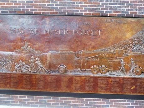 un tratto del lungo Memorial Bronze dedicato ai Vigili del Fuoco che intervennero l'11 settembre 2001 e che persero la vita nel tentativo di salvarne altre