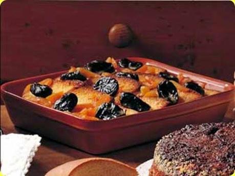 Dolce di pane e frutta secca con cannella e maraschino